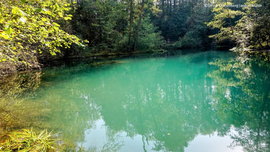 Die Rhumewquelle schimmert Grün-bläulich bis türkis