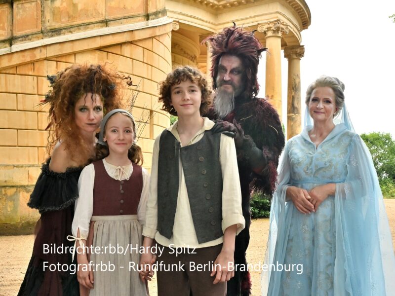 v.l.n.r.: Hexe (Christina Große), Rose (Alma von Aulock), Heinrich (Leo Alonso-Kallscheuer), Teufel (Detlev Buck), Liebegüte (Johanna Gastdorf). © rbb/Hardy Spitz