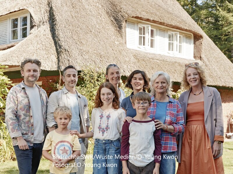 v.l. oben Levin Hübner, Denis Moschitto, Britta Mangold (Kamera), Mara Eibl-Eibesfeldt, Johanna Gastdorf, Katrin Wichmann, v.l.unten Samuel Muller, Lotta Herzog, Gregory Richters © SWR/Wüste Medien/O-Young Kwon