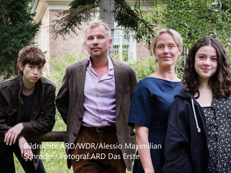 Im Bild v.l.n.r. David Hugo Schmitz (Rolle Hänno Gudjons), Lia von Blarer (Rolle Anne Goldmundt), Robert Stadlober (Rolle Jan Auschra), Anna Schudt (Rolle Riccarda Hövemann), Eva Marlen Hirschburger (Rolle Ela Hövemann), Allgegra Tinnefeld (Rolle Salma Novak), Patricia Aulitzky (Rolle Caro Novak) © ARD/WDR/Alessio Maximilian Schroder,