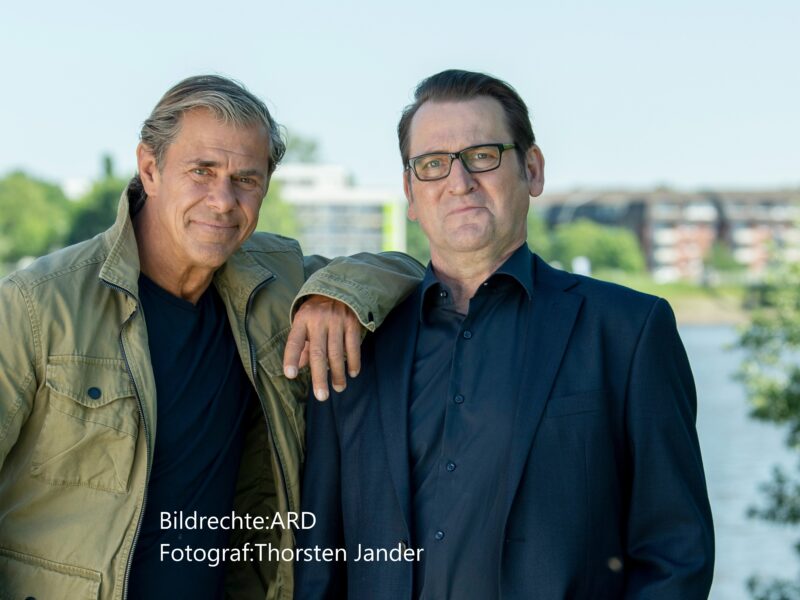 Sven Martinek (l.) spielt Finn Kiesewetter und Ingo Naujoks (r.), spielt Lars Englen © ARD/Thorsten Jander