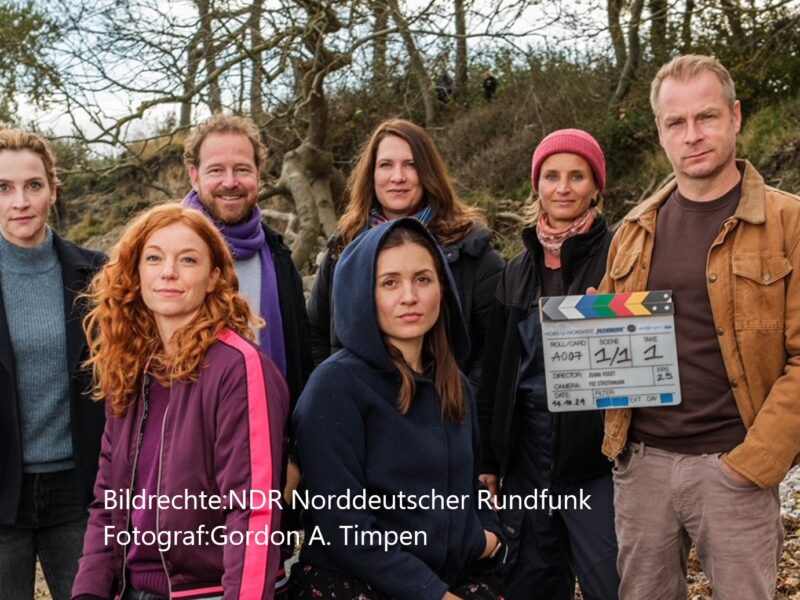 hintere Reihe von links nach rechts: Jana Klinge, Seth Hollinderbäumer (Produzent), Joana Vogdt (Regie), Fee Strothmann (Kamera), Hinnerk Schönemann vordere Reihe vlnr: Marleen Lohse, Anne Zander Photocredit: Gordon A. Timpen